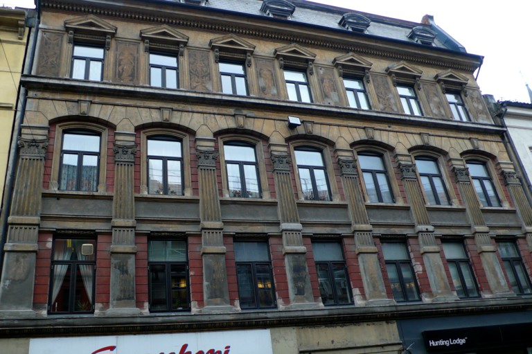 Den rikt dekorerte fasaden i Torggata 36. Bygården fra 1888 var både nedslitt og møkkete. Foto: T. Berner