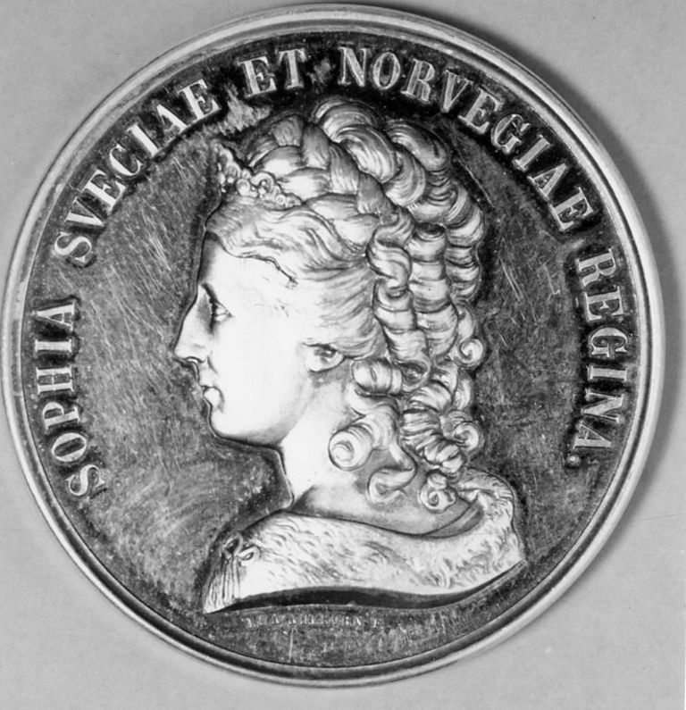 Minnemedalje av Dronning Sofie (eller Sophia, som hun het i Sverige). Sofie giftet seg med Kong Oscar II i 1857 og ble dronning av Norge-Sverige i 1872. Hun har gitt navn til flere gater og bygninger i Oslo; Sofiero, Sofiesgate, Sofies minde og Sofies plass.