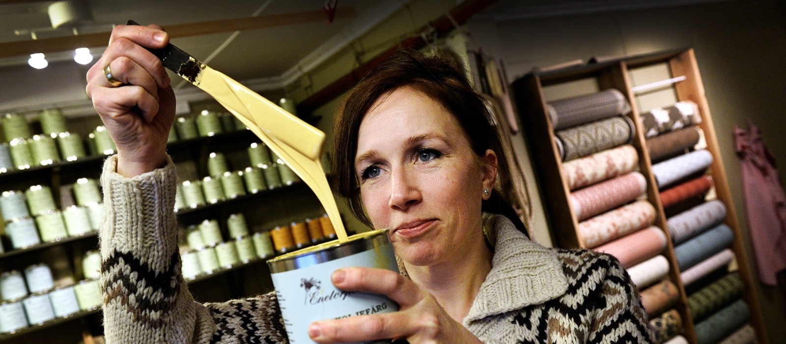 Lise Enger, en av innehaverne av Fagerheim og Solberg, som blant annet selger gammeldags linoljemaling, på Staubø. Foto: Anne Karin Andersen