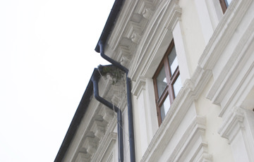 Typisk situasjon med løs puss, som lett kan løsne når vannet fryser. Mose øker skadene. Foto: Knut Johannesen