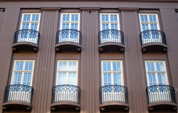 Nyklassisistisk fasade mot en av Trondheims handlegater, hjørnet Nordre gate/ Dronningens gate. Foto: Christel E. Wigen Grøndahl
