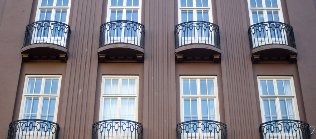 Nyklassisistisk fasade mot en av Trondheims handlegater, hjørnet Nordre gate/ Dronningens gate. Foto: Christel E. Wigen Grøndahl