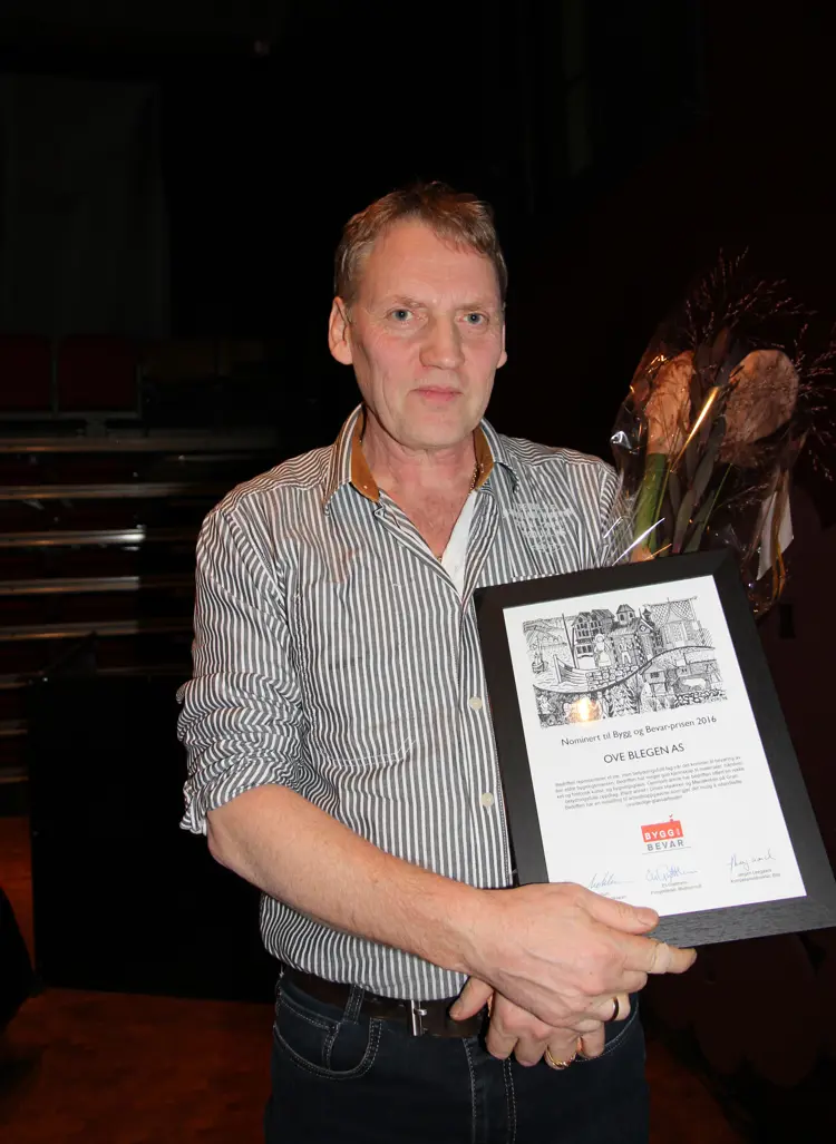 Glassmester Ove Blegen høstet god omtale og heder for istandsettingen av glassvinduet i  Villa Benjamin, tegnet av arkitekt Arne Korsmo.