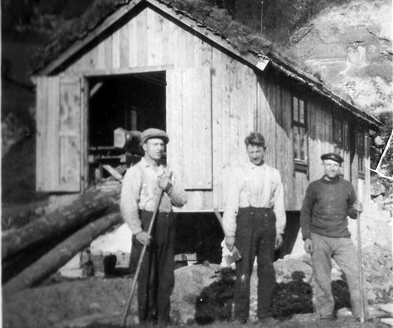 Den fyrste tømmersaga som brørne sette opp i Kvilsa, driven med vasshjul. Frå venstre: John, Jakob og Ole O. Mork (halvbror). Truleg frå 1926. Foto: Ukjent.