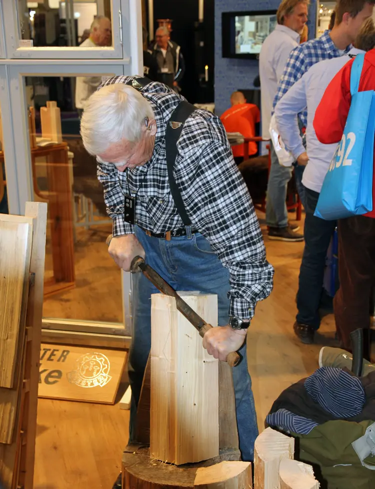 Ole-Glorvigen-skjaerer-flis.-Foto:-Bygg-og-Bevar