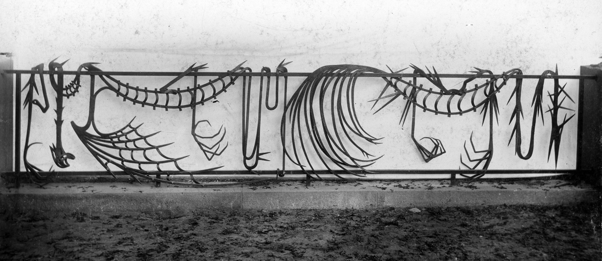 Gjerdet rundt Nordraakmonumentet er et kunstverk i seg selv utført i art nouveau-stil. Det ble avduket til barnetoget i 17. mai 1911. Foto: Oslo museums arkiv