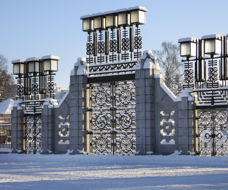Den store, monumentale porten inn til Vigelandsparken er utformet i granitt og smijern. Mikkelsen var en av Vigelands mest brukte smeder. Foto: Karen Bjerke