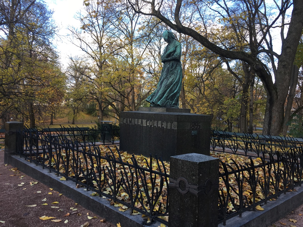 "I storm" Camilla Collett- monumentet. Gustav Vigelands skulptur av forfatter og kvinnesakskvinne Camilla Collett reist 1911. Smijernsgitteret er smidd av C. F. Andersen og er utformet som vidjekvister som bøyer seg for den samme vinden som kan synes i  skjørtene på skulpturen. Foto: Christel Wigen Grøndahl 