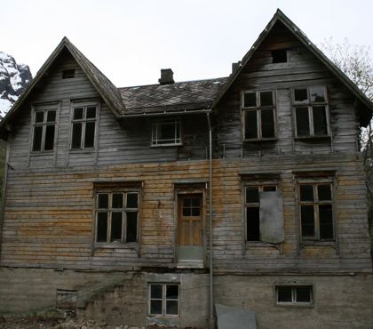 Baksiden av huset. Her ble paneleringen aldri ferdig. Foto: Kjell Arne Årseth