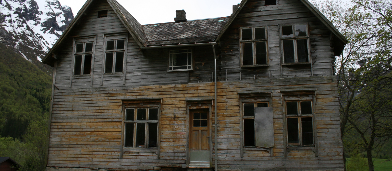Baksiden av huset. Her ble paneleringen aldri ferdig. Foto: Kjell Arne Årseth