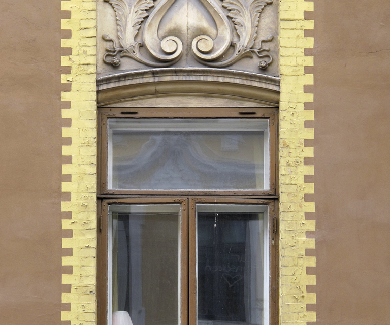 Bildene over viser et originalt vindu og et kopivindu i samme bygårdsfasade i Oslo. På originalen til høyre er den øverste ruta hengslet i toppen, mens den nye kopien har et vippevindu øverst. Foto: Norske Hjem