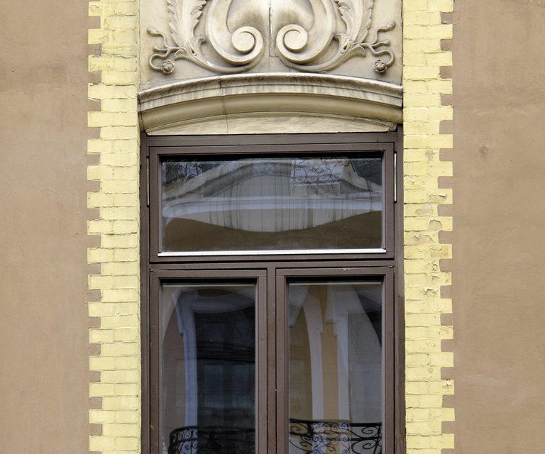 Den nye kopien har et vippevindu øverst. Slagretningen er således beholdt. Det nye vinduet har aluminiumslister og mangler vindusbeslag. Foto: Norske Hjem