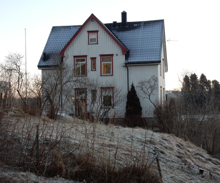 Området består av mange tomannsboliger, men også eneboliger. Legg merke til at selv om de har individuelle forskjeller oppfattes de som en helhet. Stavnemovegen 2 (2016). Antikvarisk klasse C. Foto: Byantikvaren i Trondheim