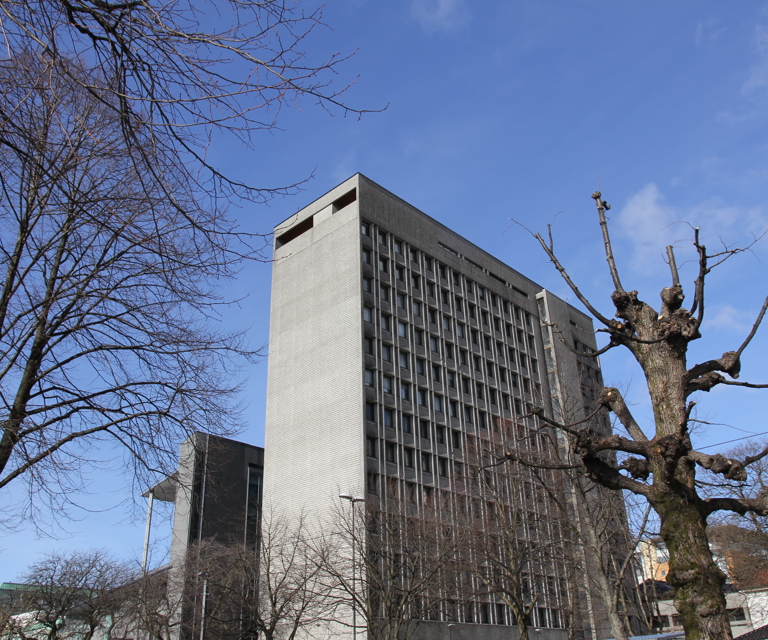 Naturbetong er en støpe- og overflatebehandling først utviklet av Erling Viksjø og Sverre Jystad. Teknikken går ut på å fylle forskalingen med naturgrus, deretter presse sementlim ned i forskalingen. Den fyller ut hulrommene mellom natursteinen. Etter herding og fjerning av forskaling sandblåses betongen for å få frem natusteinen. Her fra Rådhuset i Bergen Foto: Bygg og Bevar