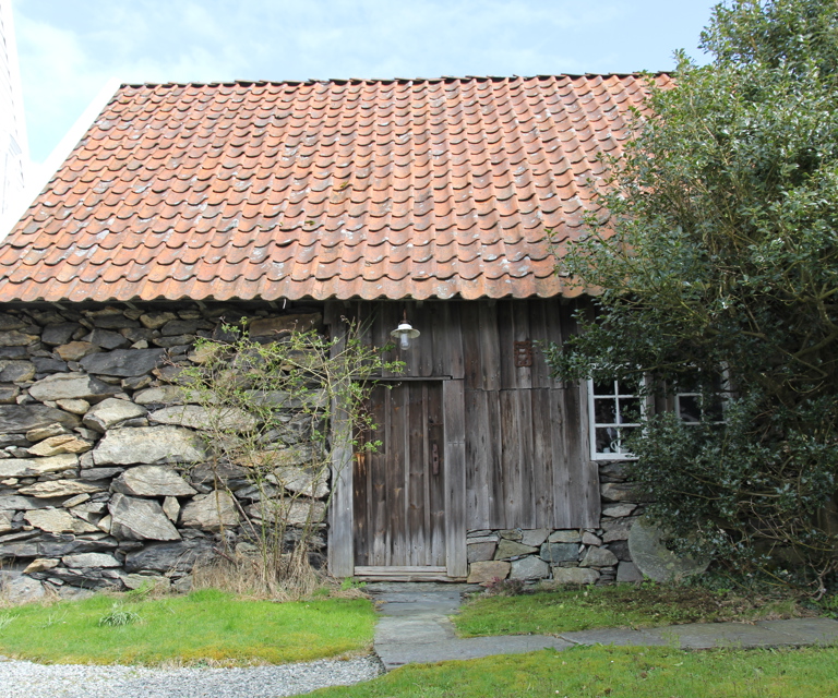 Gammel-bygning-i-Skudeneshavn-med-tre-og-mur-som-byggemateriale.-Foto:Bygg-og-Bevar