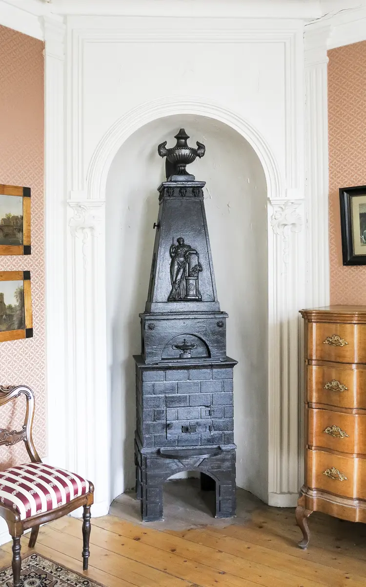 Arkitektonisk, pyramideformet ovn. Merket Ulefos 1818, med bukkevase på toppen.