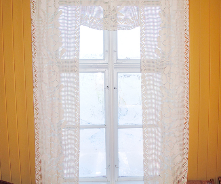 Fra slutten av 1800-tallet og fram til rundt 1940 var gardiner et populært handarbeide. Dette hadde sammenheng med Arts & Crafts-bevegelsens fremmarsj i samme periode. Disse heklede gardinene er fra rundt 1910. Foto: Tor Harald Frøyset