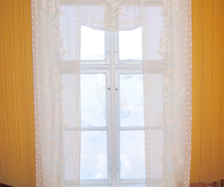 Fra slutten av 1800-tallet og fram til rundt 1940 var gardiner et populært handarbeide. Dette hadde sammenheng med Arts & Crafts-bevegelsens fremmarsj i samme periode. Disse heklede gardinene er fra rundt 1910. Foto: Tor Harald Frøyset