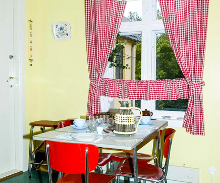 Typiske kjøkkengardiner fra 1960-tallet 1965-leiligheten i Wessels gate 15 på Folkemuseet. Kirschtangen, som kom på markedet i 1930-årene, forenklet gardinopphenget. Foto: Norsk Folkemuseum.