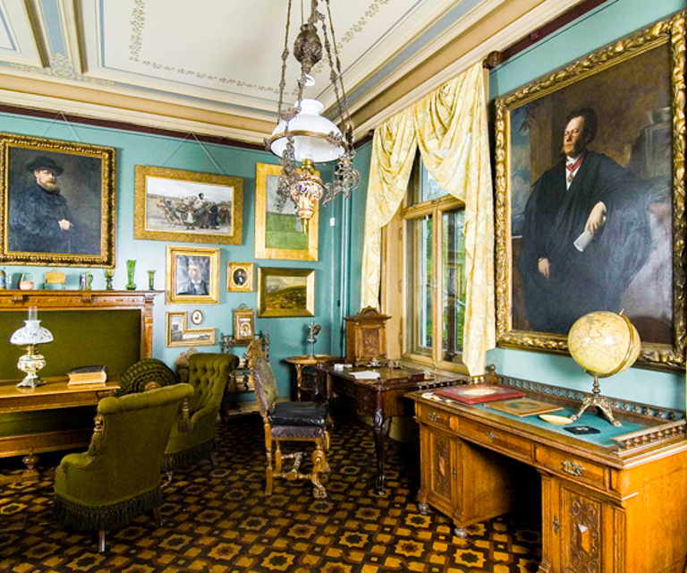 Ibsens arbeidsværelse med eksklusive silkegardiner. Foto: Norsk Folkemuseum