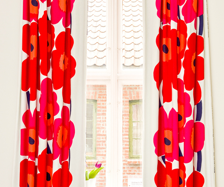 Marimekkos «Unikkomønster» designet av den finske designeren Maija Isoloa i 1964 var et populært gardinstoff. Det var spesielt datidens akademikere som omfavnet dette mønsteret. «Unikko» fikk en renessanse på 2000-tallet. Foto: Norsk Folkemuseum