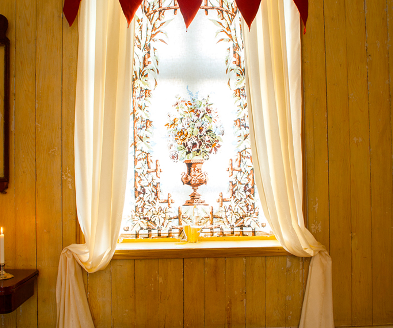 Empireinspirerte gardiner i ballsalen på Yttersø Gård i Larvik. Rullegardinen er gammel, antageligvis fra siste halvdel av 1800-tallet, da sjablonmalte rullegardiner var svært populært. Foto: Kari-Marte Frøyset