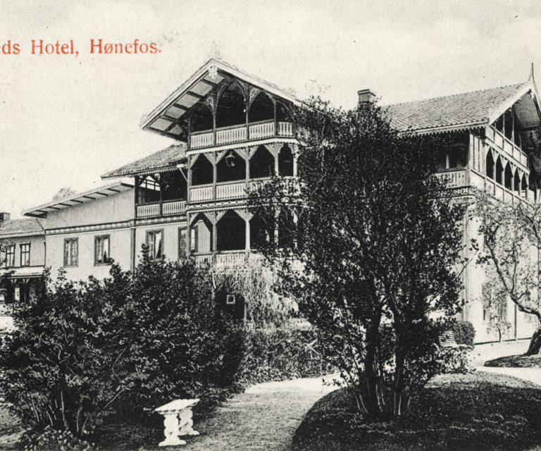 Glatveds Hotel var opprinnelig fra 1700-tallet og hadde veggdekor av Peder Aadnes. Hotellet ble ombygd i 1872, og var regnet som en av landets flotteste sveitserstilbygninger. Hotellet brant ned i 1941.