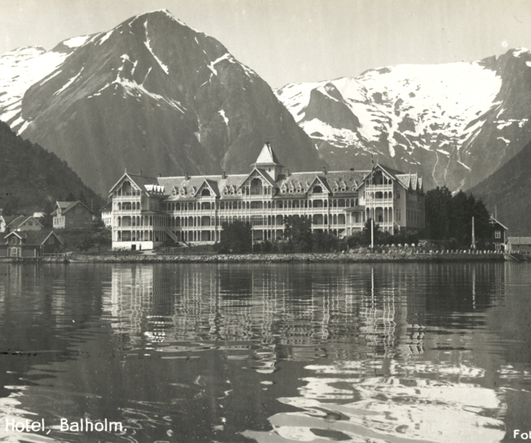 Kviknes Hotell i Baletsrand, Sognefjorden fotografert etter ombyggingen. Hotellet stod ferdig i 1913 og ble et landemerke for turistene.