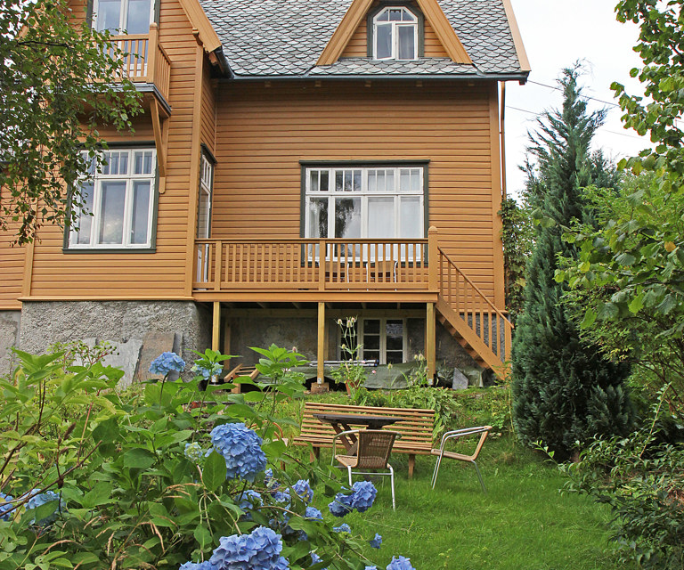 Fasaden med ny veranda og trapp ned til hagen. Foto: Øyvind Johnsen