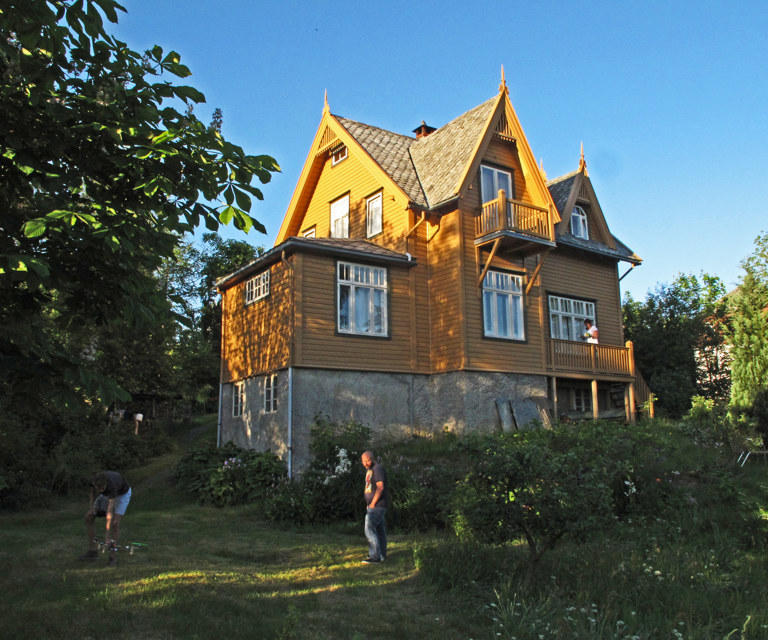 Huset ferdig istandsatt, en sommerkveld i 2015. Foto: Øyvind Johnsen