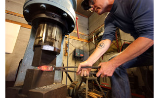 Terje Granås smir en hammer Foto Terje Granås