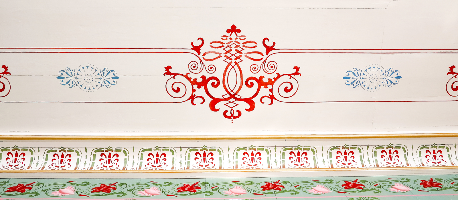 Sjablong og strekdekor malt etter gammelt mønster, av dekorasjonsmaler Anne Louise Gjør. Hovelsrud gård, på Helgøya. Foto: T.H. Frøyset