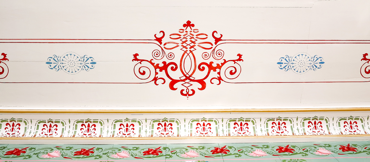 Sjablong og strekdekor malt etter gammelt mønster, av dekorasjonsmaler Anne Louise Gjør. Hovelsrud gård, på Helgøya. Foto: T.H. Frøyset