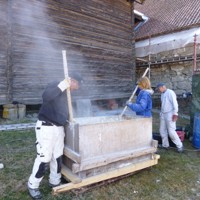Lesking-av-kalk-paa-Gamle-Hvam.-Foto:-Terje-Berner