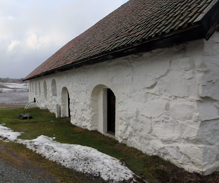 Kalket natursteinsmur på Gamle Hvam museum i Nes kommune. Foto: Bygg og Bevar