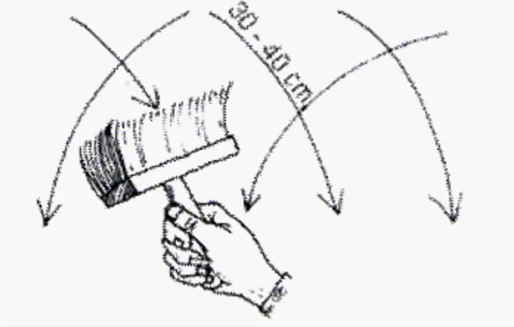 Kalkblandingen påførese med firkantet kalkekost og ved kryssbørsting for å unngå at det dannes skjøter mellom strøkene. Det skal arbeides etter prinsippet "vått-i-vått". Tegning: Laila Eriksen