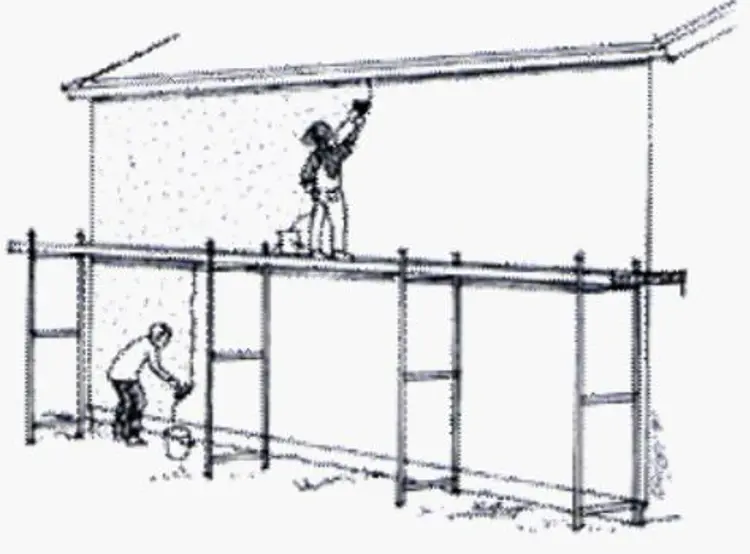 Når veggen er høy, bør to personer eller flere arbeide parallet og uavbrutt når kalken skal påføres. Når blandingen er pigmentert, må det være blandet opp nok kalk tilå dekke hele veggen. Skjøter legges til hjørner, gesmiser eller andre naturlig skiller. Tegning: Laila Eriksen