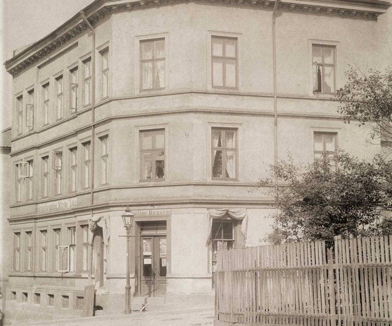 Danmarks gate 2. Den klassiske hjørnebutikken fra 1880-årene, med Pauline Braaeng som innehaver. Foto: Ca. 1910, Oslo Museum