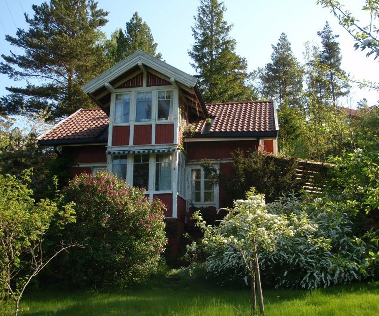 Sveitserhus i gammel hage