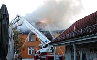 Telegrafen i Drøbak brenner i november 2015.jpg