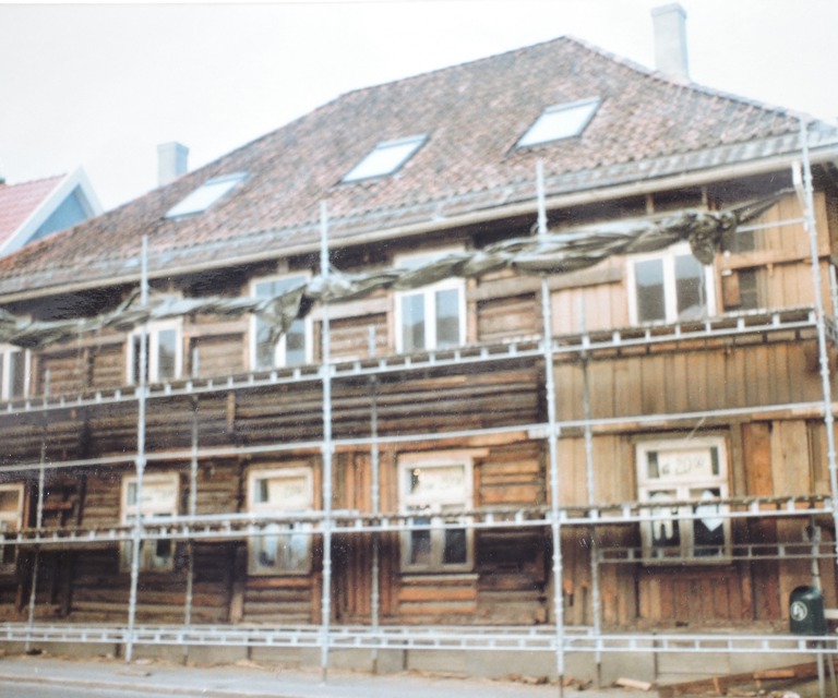 Vestfasade under ombyggingen i 1984..jpg