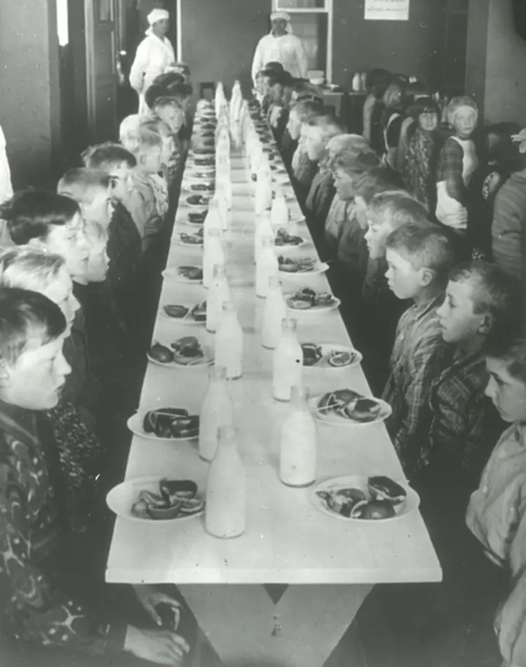 Elever ved bord ukjent datering og foto. Oslo Byarkiv.jpg