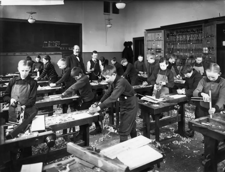 Sløydundervinsning Uranienborg skole 1910 Wilse.jpg