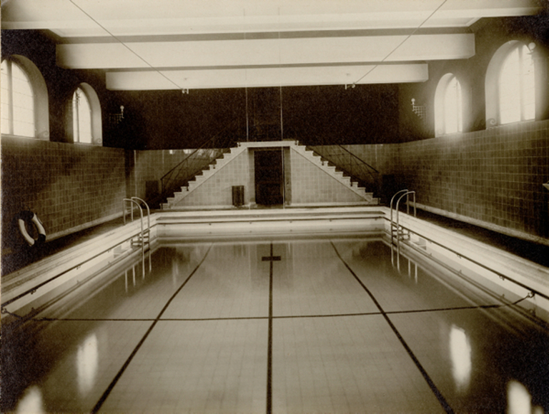 Bassenget i Sagene folkebad. Bildet antagelig tatt når svømmehallen var ferdigstilt i 1926. Oslo byarkiv.jpg