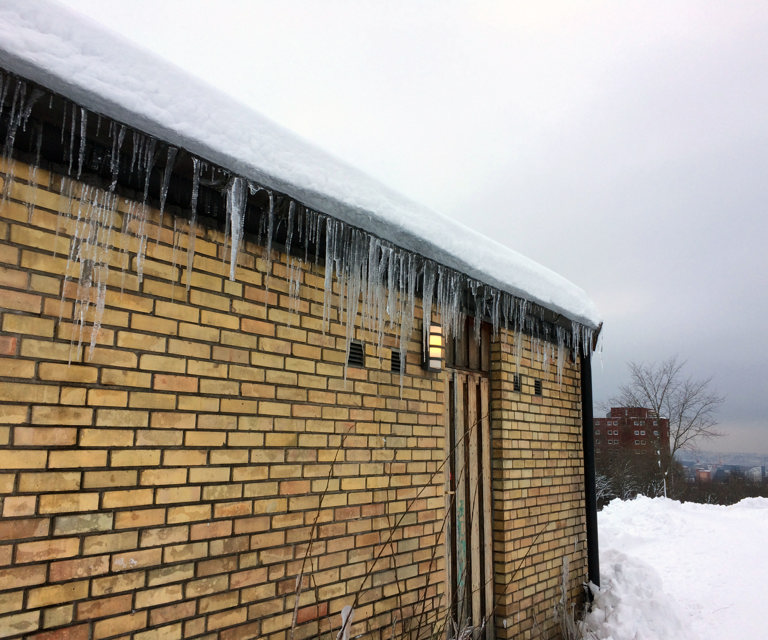 Vann som fryser kan fort sprenge takrenne og nedløp. Årsaken til isingen kan være at taket er for varmt eller en lokal soloppvarming. Foto: Bygg og Bevar