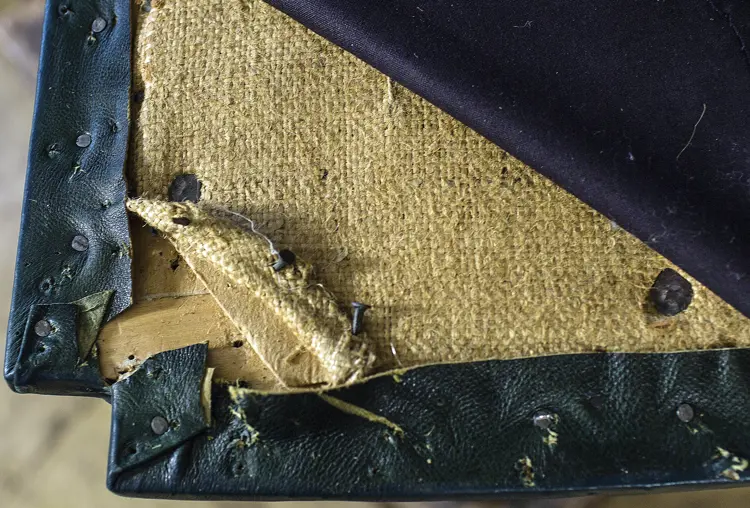 Bunnene i setene er utført med tykk papp naglet fast gjennom rammene med storhodete smidde jernnagler og er fremdeles meget solide. Foto: Sjur Harby