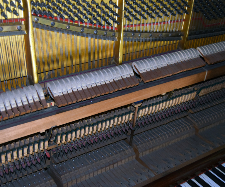 Et piano som viser vei mot det moderne, men som fortsatt har trekk som hører fortiden til. Blant annet de loddrette basstrengene