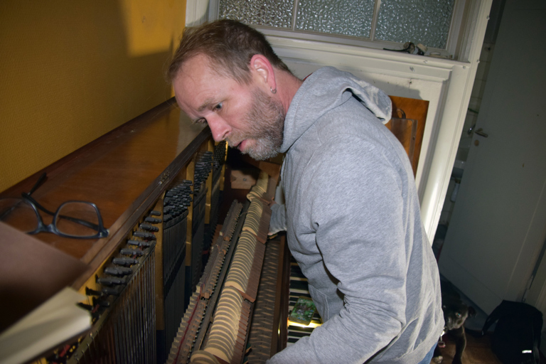 Instrumentet i direksjonsrommet røper noen av sine hemligheter - fra et pianohistorisk ståsted, et interessant instrument sier fagmannen