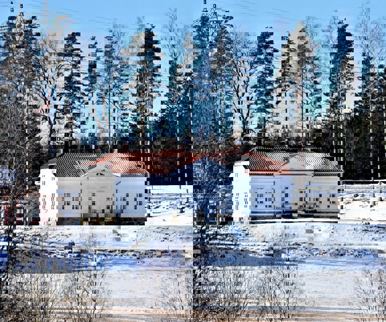 Om Orød skriver Idd og Enningsdal historielag: "Hovedbygning bærer preg av å være bygget for fest. Mot Femsjøen ligger stuene på rad. I midten ligger ”dansesalen” med ekstra takhøyde og utgang til hagen". Foto: Trond Harelund