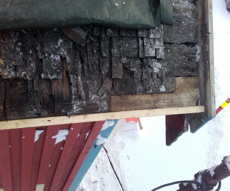 Utbedring av en råteskade i troa og et nytt forkantbord. Foto: Karl Prytz/Bygningsvernprosjektet